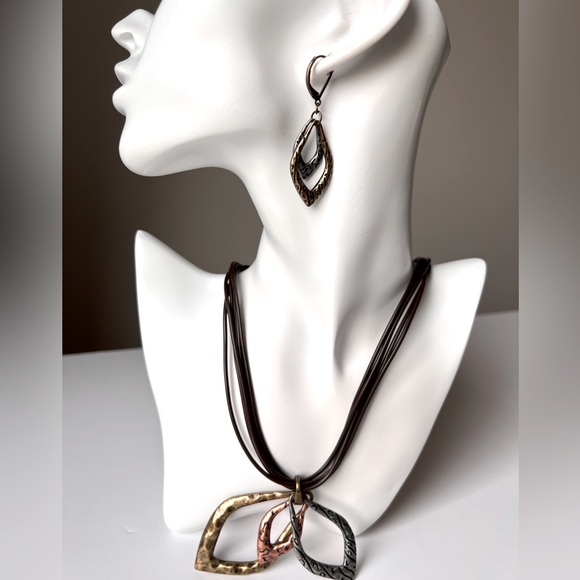 Handmade Woman Necklace with matching Earrings - Picture 4 of 6